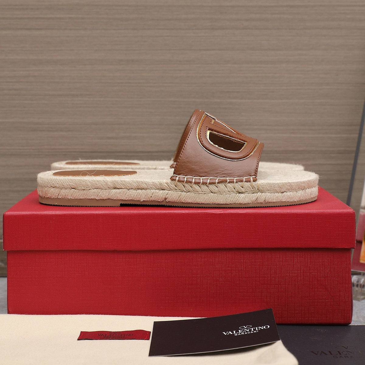 Vlogo Cut-Out Slide 20 Tan Calfskin Beige Sole Raffia