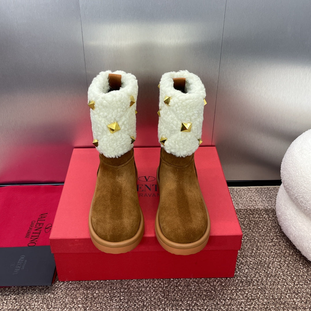 ANKLE STUDDED BOOTS IN SEPIA BROWN SUEDE AND WHITE SHEARLING LINING