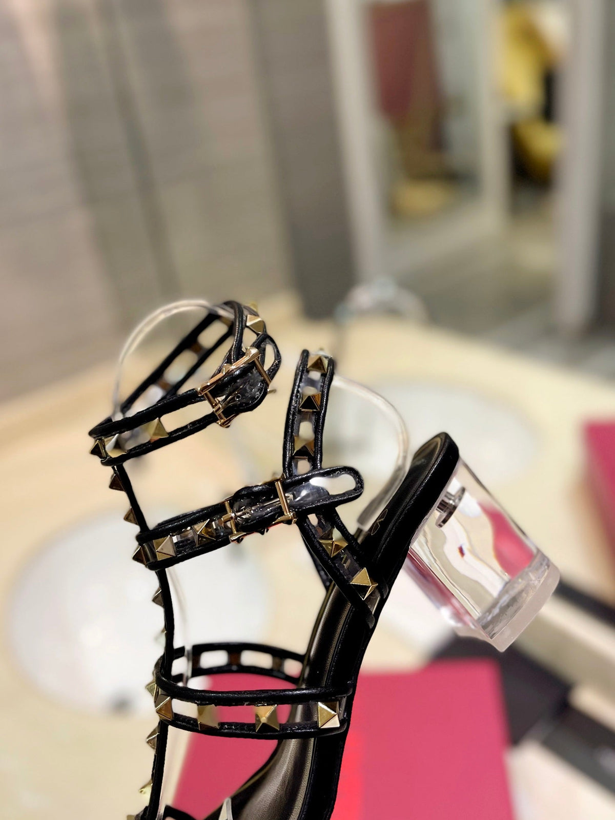 ROCKSTUD SANDAL WITH STRAP IN BLACK CALFSKIN 60 MM