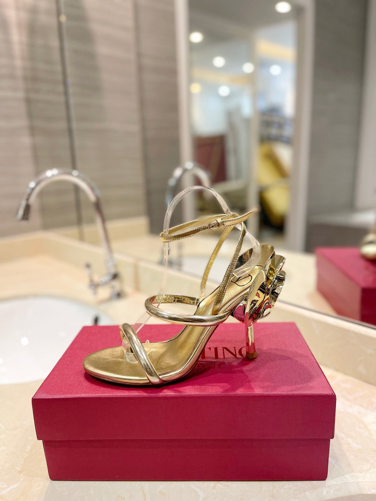 VT 26s Ladycrush Strass Flower Sandals Gold Metallic Leather 985382