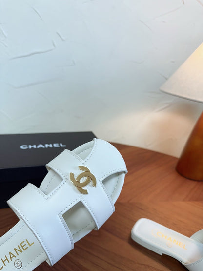 CC 26s Slipper White Lambskin 827260