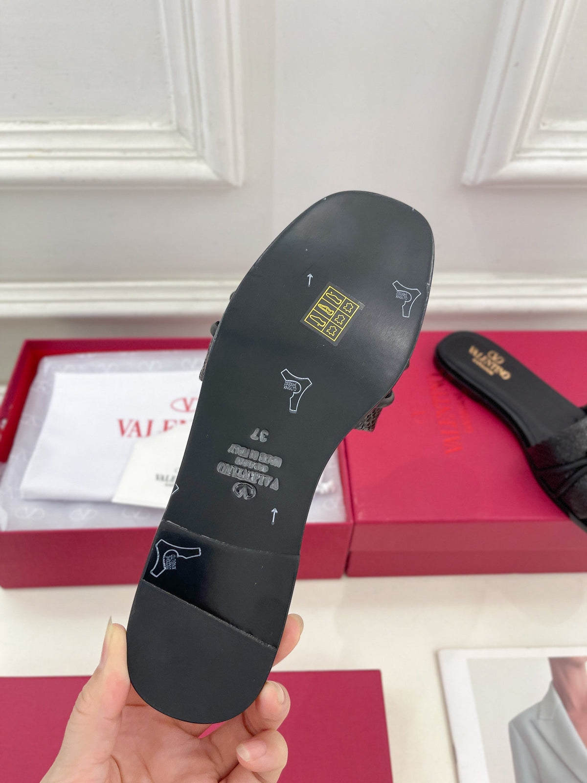 GARAVANI V LOGO SIGNATURE SLIDE IN BLACK RAFFIA AND CALFSKIN
