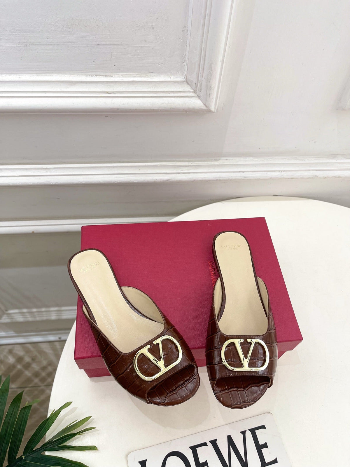 Vlogo Slides Coffee Croc-Embossed Leather 746268