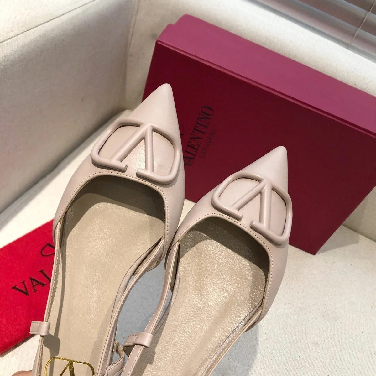 VLOGO SIGNATURE LIGHT PINK CALFSKIN FLAT SLINGBACK PUMP