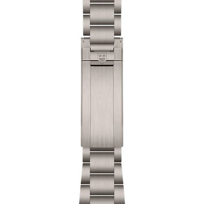 Pelagos Titanium 39mm - Black on Bracelet w/ Extra Rubber Strap